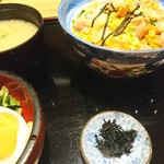 石挽き手打ち 一葉 - 親子丼　海藻サラダがおいしい