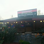 Grill Em - お店の軒先はオープンスペースになっています