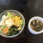ダイニング ヨシ - サラダ、玉子とワカメのスープ