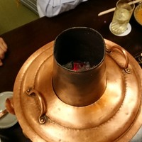 ざくろ 銀座店 - しゃぶしゃぶ専用鍋　真ん中に備長炭が