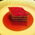 完熟トマト根室産毛ガニと重ねたミルフィーユ仕立てに、酸味の効いたクーリと共に