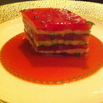 ガストロノミー ジョエル・ロブション - 完熟トマト根室産毛ガニと重ねたミルフィーユ仕立てに、酸味の効いたクーリと共に