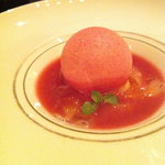 ガストロノミー ジョエル・ロブション - 白桃コンポートをルバーブと赤桃のスープと共に