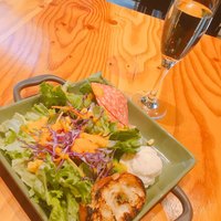 W Yokohama The Wine Hall - すごいサラダ(という名前)