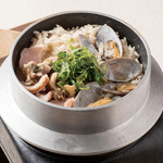 Clams pot Kamameshi (rice cooked in a pot)