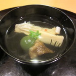 懐石料理 はし本 - お椀：アイナメ・筍・ヨモギ団子