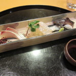 懐石料理 はし本 - お造り：シマアジ・鯛・トリガイ