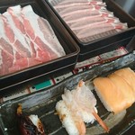 しゃぶしゃぶ太郎 - お寿司はロボットシャリにお姉さんが雑にネタをのせてくれます。