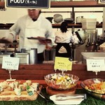 Organic Restaurant sizen - アイランドキッチンの周りにビュッフェ料理