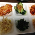 炭火焼肉 寿月 - キムチ盛り合わせ