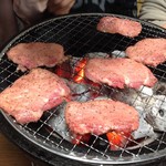 炭火焼肉 寿月 - サッと焼きましょう