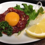 炭火焼肉 寿月 - 桜ユッケ