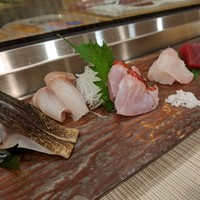 潮り - お刺身盛り合わせ（炙りしめ鯖、生ホッケ、炙り金目鯛、平目、マグロ赤身）