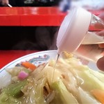 新ちゃん - かたい焼そば　酢を投入！