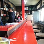 新ちゃん - 店内.　朱塗りの昔乍らの大衆中華料理店