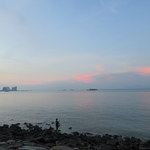 Sarkies - 朝焼け、そして釣りをする少年