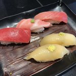 Nigiri Choujirou - ・本まぐろ三味874円税込三感（写真左から赤身・大とろ・中とろ）
                      ・いか耳の漬けにぎり194円税込二貫