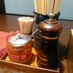 らーめん 鶏喰 - テーブル席の卓上調味料