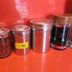 ラーメン二郎 - 卓上調味料