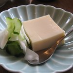 地球屋 - 胡麻豆腐（添えられているのはカブとキュウリの浅漬け）