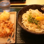 Hanamaru Udon - 温ぶっかけ（中）　かき揚げ、半熟卵の天ぷら