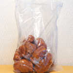 明平製菓 - 人形焼（1袋 10個入￥250）。過剰包装いっさい無し、ビニール袋そのままの潔さ！