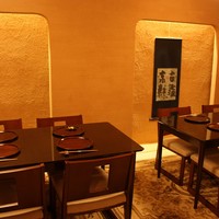 はと - テーブル2ｘ4席と小部屋に2席