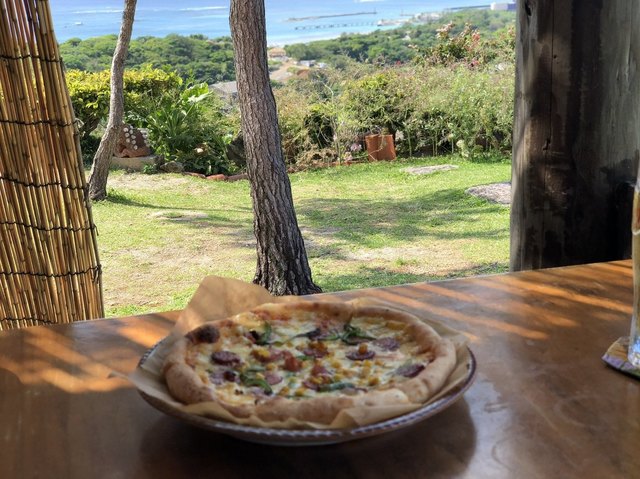 沖縄ですがピザがいいんです 絶景を眺めながらの美味しいピザは日常を忘れさせてくれます By グルメ大家さん 花人逢 かじんほう 本部町 ピザ 食べログ