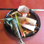 虎屋 壺中庵 - ちまきの中は鯛の寿司だった。鯛の皮、肝など。