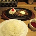 Tenjimbarutakenoya - サラダを食べてるとメインのサーロインステーキの焼き上がり、サイドメニューはご飯かバケットが選べましたが私はご飯にして貰いました。