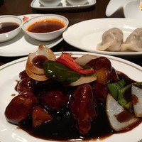 中国飯店 紫玉蘭 - 黒酢の酢豚。ツヤツヤ輝いています。お肉が本当に沢山入っていてボリューム満点です。