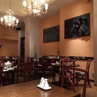 中国飯店 紫玉蘭 - クラシカルな印象の店内。
