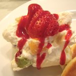 万惣フルーツパーラー - フルーツ入りホイップクリーム