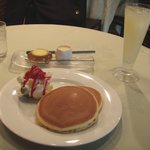 フルーツホットケーキとグレープフルーツジュース