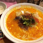 地球の中華そば - 極選 坦々そば(海老ワンタンをトッピング)と、ラーメンラリーのシール(左下)