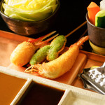 Roku Hara - 串の素材は厳選して毎朝築地より仕入れております。四季折々の旬を大事に、肉、魚介、野菜を程良く混ぜながらのメニュー作りをしておりますのでお客様の食欲を飽きさせる事はありません。