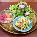 ジャム cafe 可鈴 - 大根とささみのバジルサラダ(手前)、自家製ピクルス(左)、グリーンサラダ(奥)