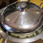 メインのライスは蓋付きの別皿で出て来ます…(笑)