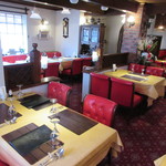 白山文雅 - テーブル席には予約席のプレートが並びます♪