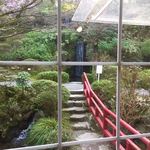 富士屋ホテル ラウンジ - 中庭には滝も