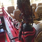 富士屋ホテル ラウンジ - 階段には登り竜が彫ってありました