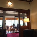 富士屋ホテル ラウンジ - 応接間からラウンジを見る  
      ここで待ちました