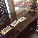 富士屋ホテル ラウンジ - ベアーと絵葉書  
      絵葉書は記念にスタンプ押して持ち帰りました