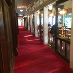 富士屋ホテル ラウンジ - 通路には赤い絨毯