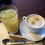 函館山ロープウェイ山頂レストランジェノバ - カフェラテとオレンジジュース