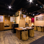 Unagi Dousan Ryouri Oosuke Bettei - 北海道の木材を使ったテーブルとイス