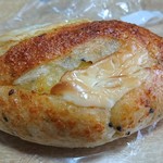 ベーカリーロミオ - ゴマチーズベーコン