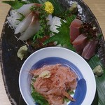 寿司 築地日本海 - 名物地魚三種盛(鰹、生桜海老、石鯛)