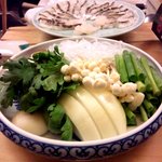 割烹 やました - 鱧しゃぶ奥が鱧の切り身手前が野菜.JPG
