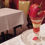 資生堂パーラー - 和歌山県日高郡 はないちご農園産 まりひめのスペシャルストロベリーパフェ